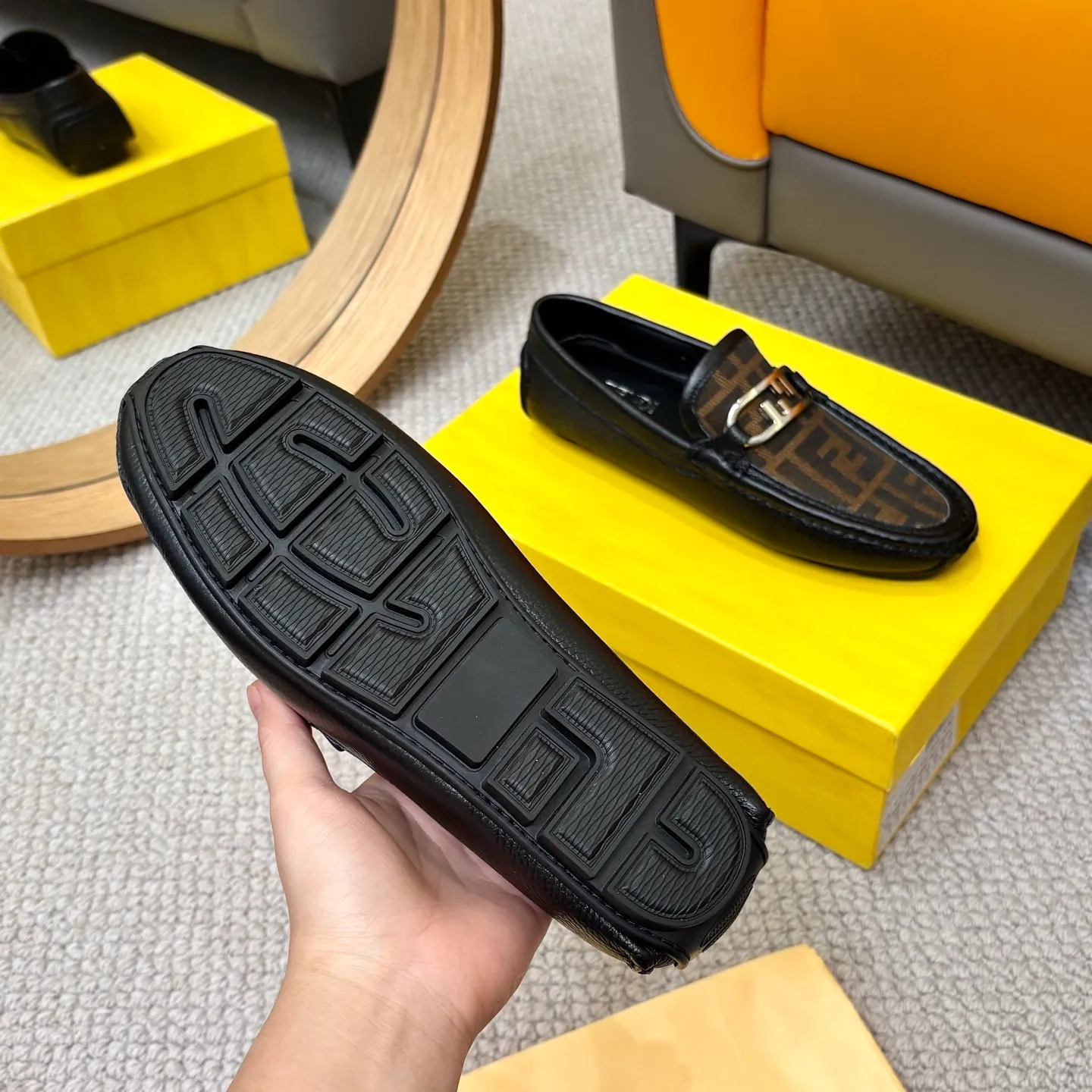 Men's shoes 💰420 [FENDI Fendi] 2⃣️0⃣️2⃣️5️⃣New Milan men's fashion lazy catwalk style ✅ fashionable casual beanie shoes, imported calfskin fabric, super smooth texture, sweat-absorbent and breathable, (sheepskin lining). Metal LOGO on the shoe body, Medusa avatar, irregular avatar, high-end craftsmanship logo✅ French Loft set foot design style 👟Low-key and elegant, great on-foot effect... Men's shoe size: 38-46 (4-12)